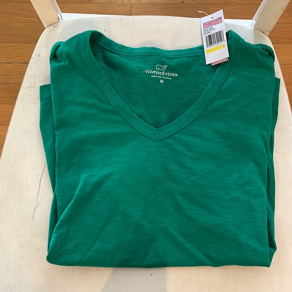 Women’s vineyard vines, V-neck green T-shirt